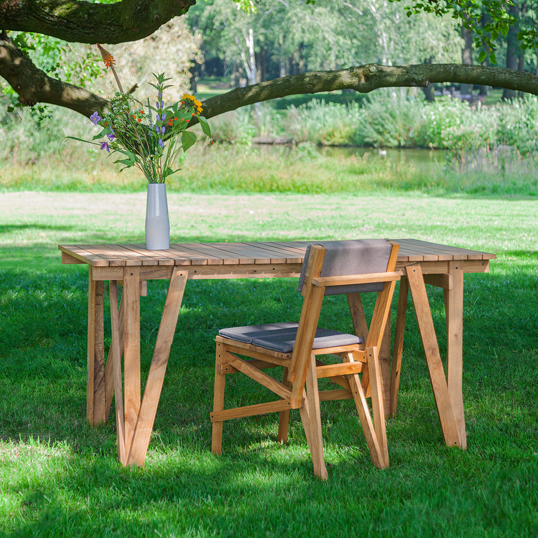 Huiswerk Vriend tv Design tuinset: één tafel + twee stoelen - door Floris Hovers